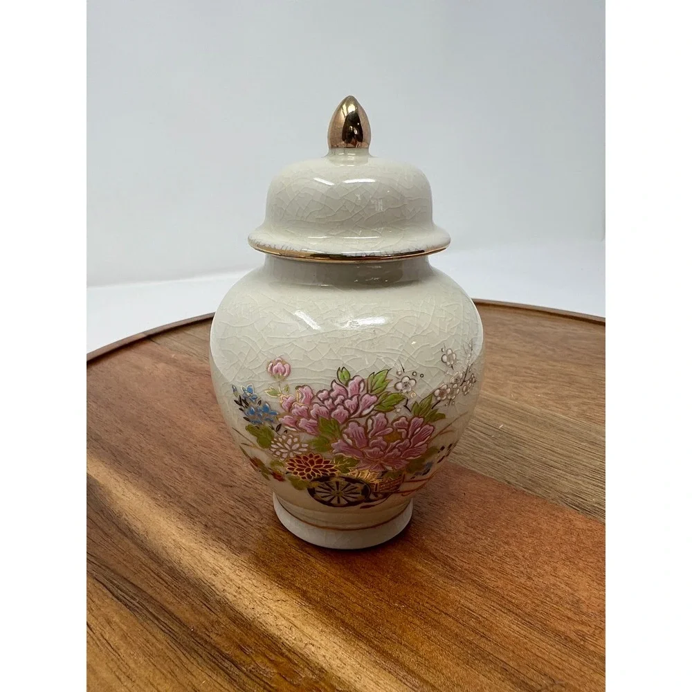 Kutani Japan Ginger Jar Floral Design Cream Crackle‎ Glaze Gold Lid